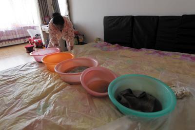 齐齐哈尔楼上漏水，住户失联，小区没物管，业主维权难！律师来支招……